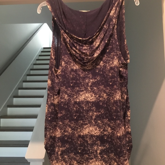 Sleeveless Hoodie - Picture 2 of 2